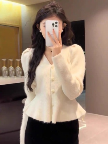 Korean style V-neck knitted cardigan Xiaoxiangfeng autumn and winter new women's slim-fitting short flower button outer jacket and sweater