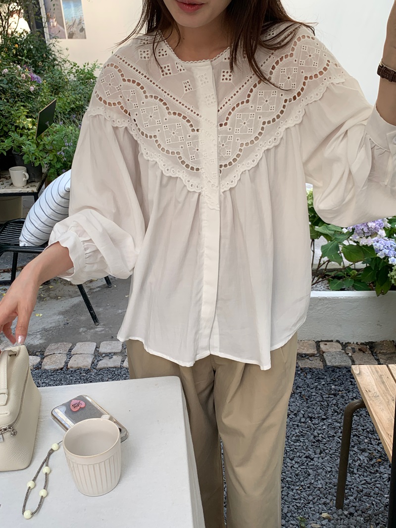 Actual shot of early spring Korean style fresh and lazy solid color stitching crocheted hollow shirt loose shirt