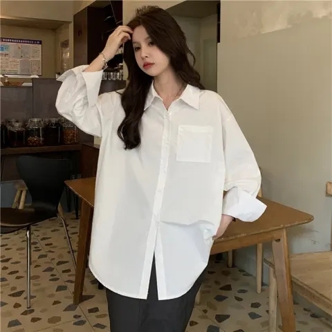 Actual shot of 2024 spring design niche white shirt jacket for women with loose blue shirt inside.