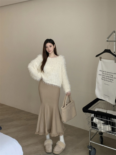 Actual shot of gentle, high-waisted fishtail fringed skirt, versatile knitted hip-covering long skirt for winter