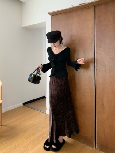 Actual shot of French style bell-sleeved v-neck knitted bottoming shirt top high-waisted velvet fishtail skirt