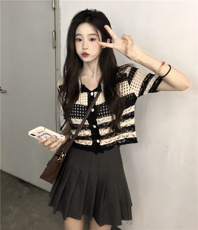 鏤空薄款鈎花條紋單排扣POLO衫短款短袖上衣女＋黑色百褶裙兩件套
