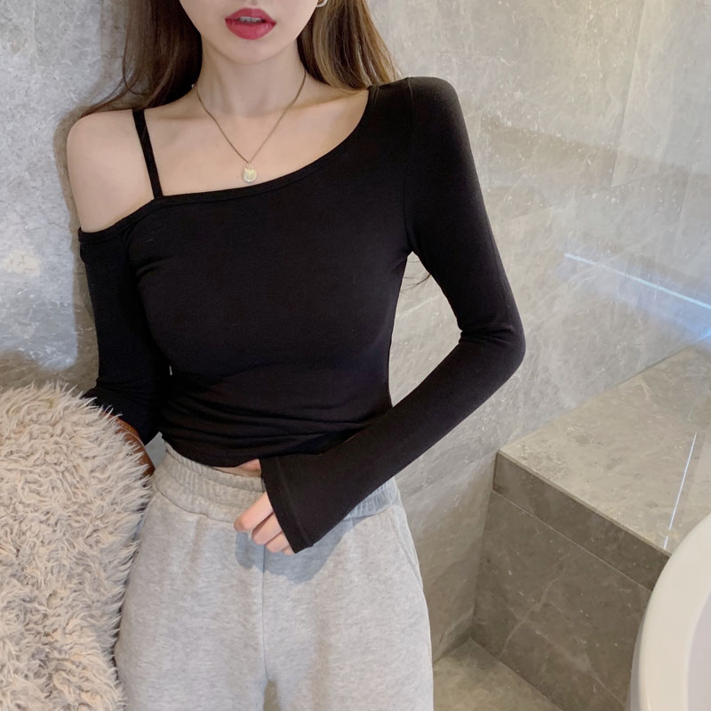 Real shot of off-the-shoulder long-sleeved bottoming shirt with thoughtful design, skin-friendly and slimming effect