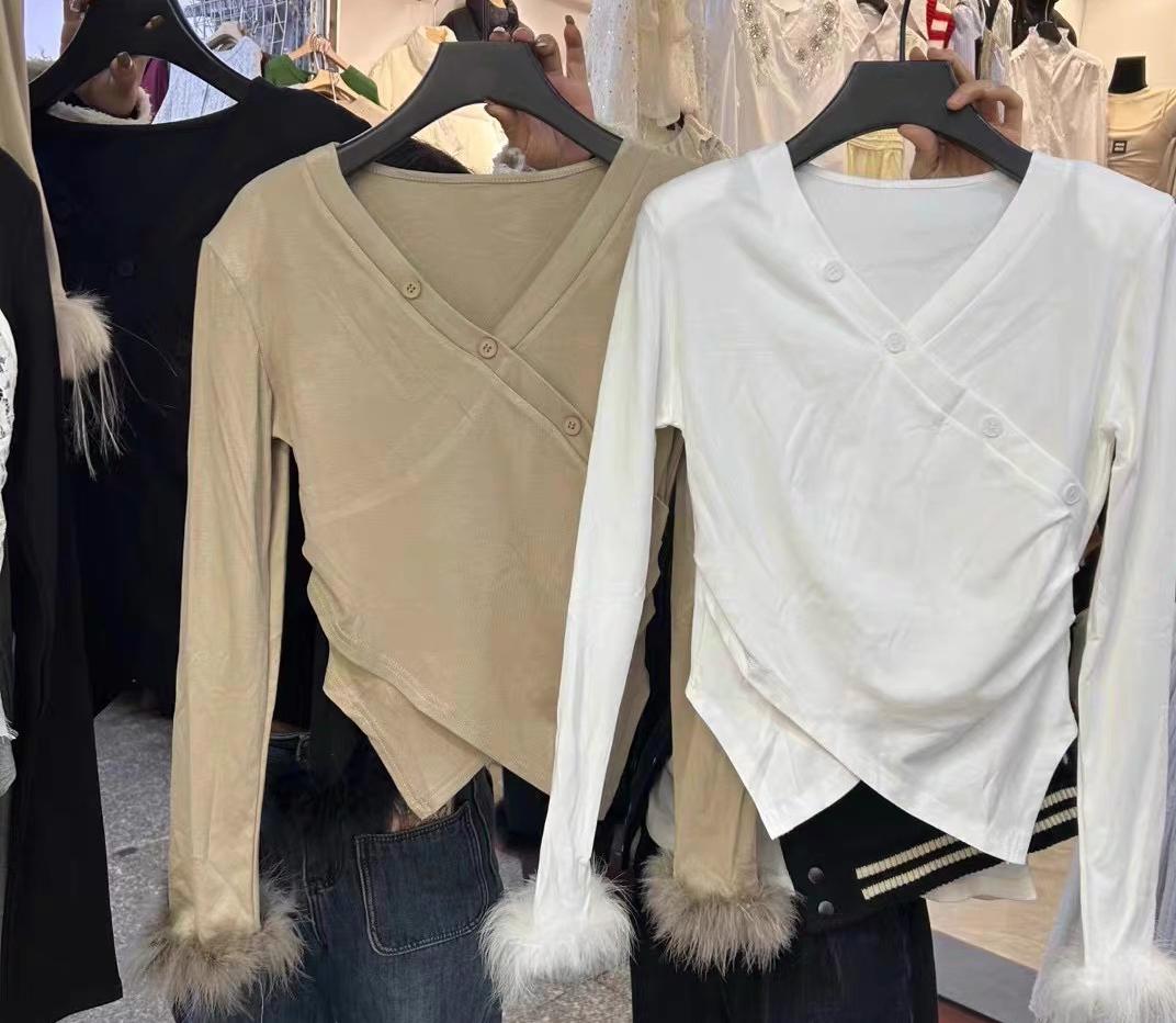 South Korea's Dongdaemun 2024 early spring new temperament cross V-neck furry pleated waist short shoulder-padded bottoming shirt