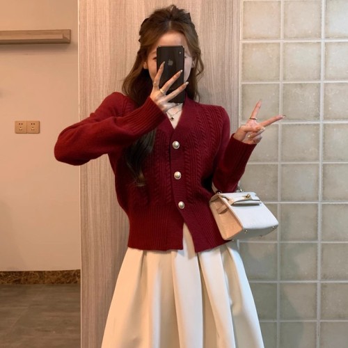 Retro red knitted cardigan for women, high-end twist V-neck, slim fit, slim waist, sweater jacket, inner top