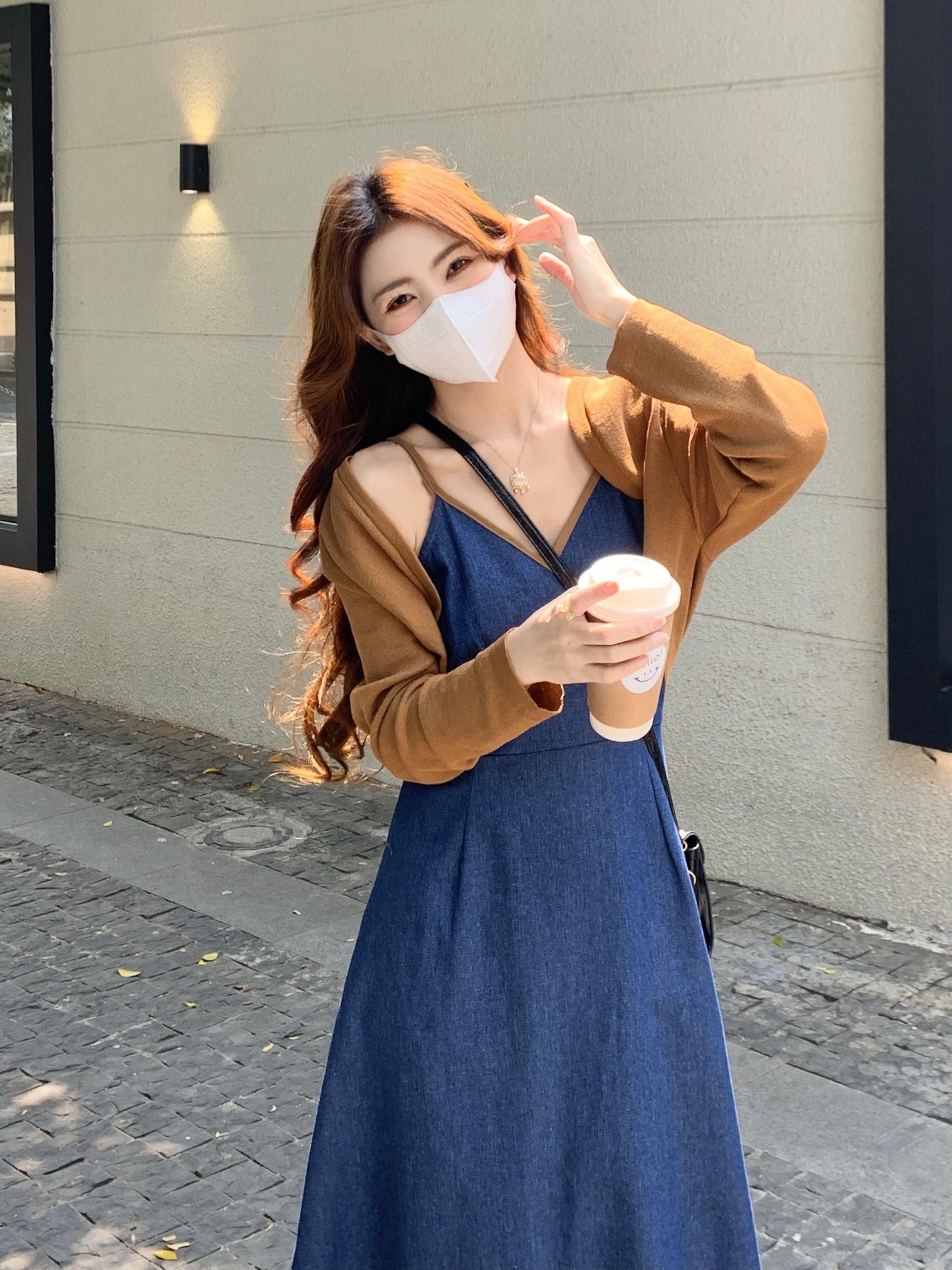 法式復古春季款兩件套2024設計感v領吊帶連衣裙長袖小開衫短外套