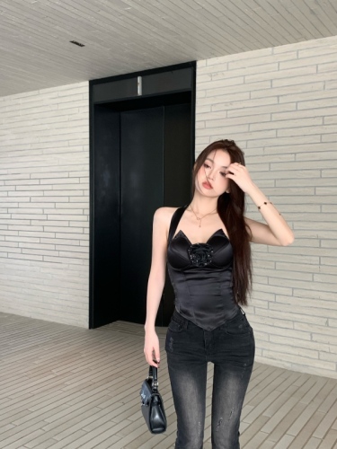 Real shot of sexy V-neck slim-fit hot girl's three-dimensional flower design niche outer wear spring camisole