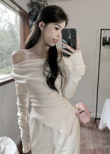 Sweet hot girl one-shoulder long-sleeved T-shirt women's spring and summer pure lust style irregular shoulders