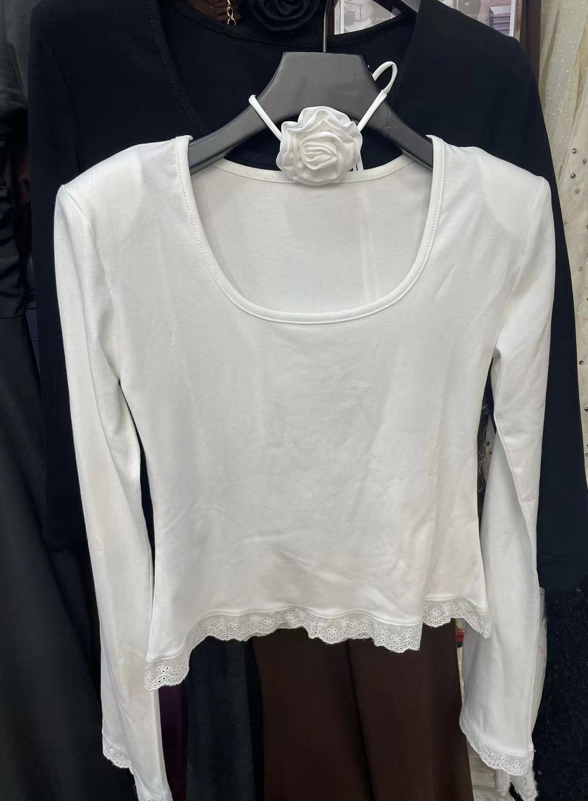 Thirteen Lines Early Spring New Lace Spliced ​​Top with Flower Design Niche and Western Style Age-Reducing Long Sleeve T-Shirt