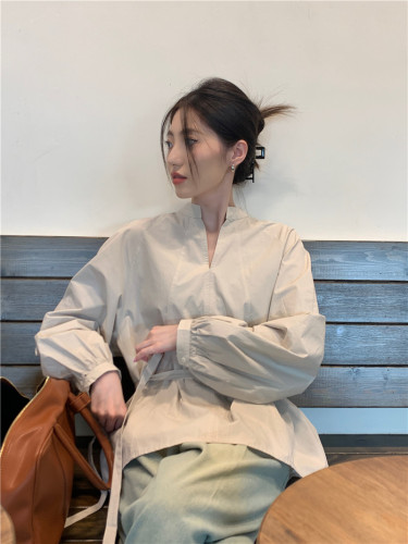 Actual photos and introduction of Korean style loose waisted small V-neck shirt