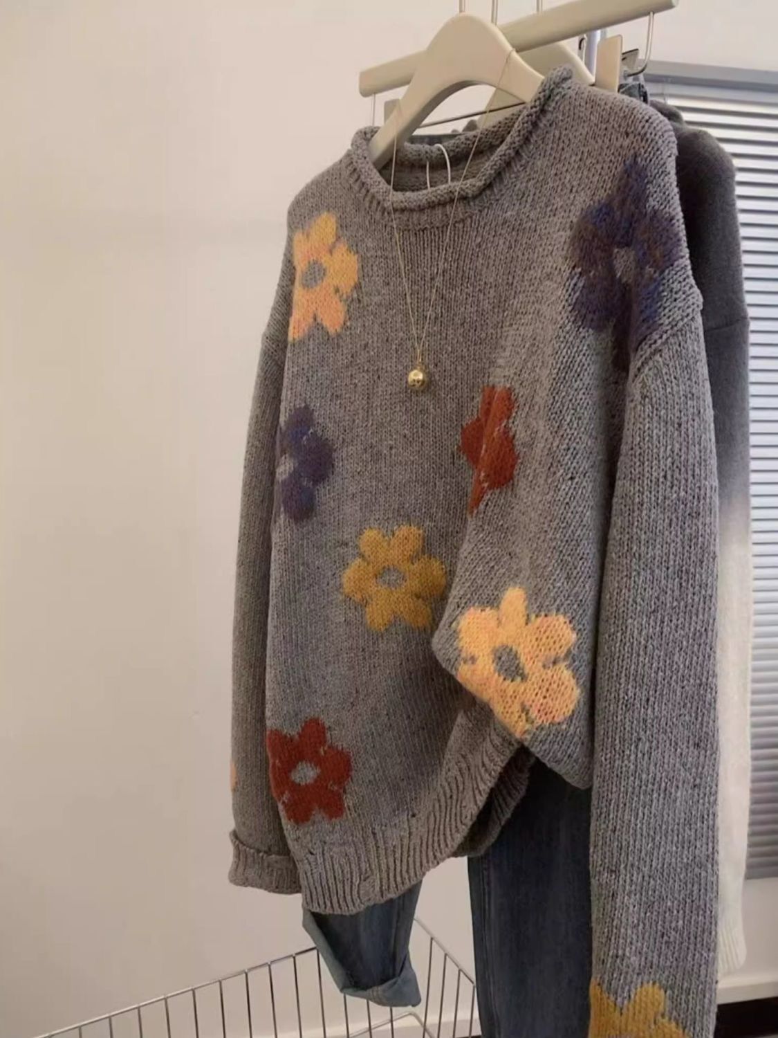 Small fresh contrasting color floral gray long-sleeved knitted top 2024 early autumn new high-end versatile sweater