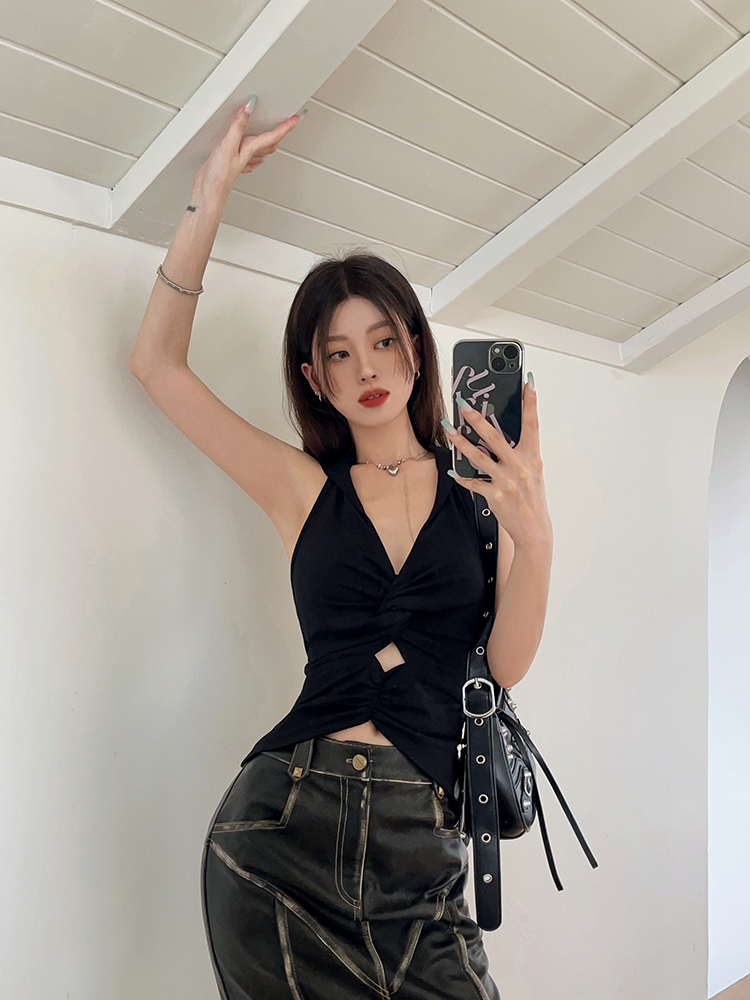 Real shot of kink design short camisole for hot girls slim black top