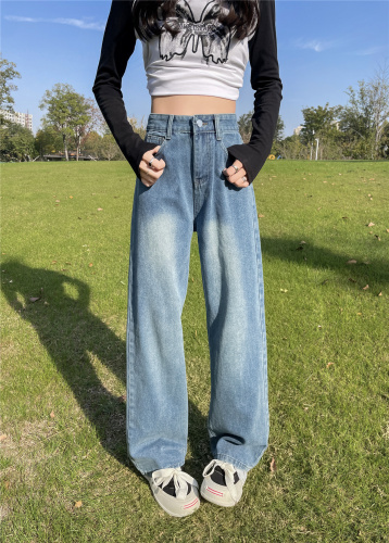 Real shot of retro straight-leg washed distressed blue jeans for women, slim and tall, loose wide-leg floor-length pants