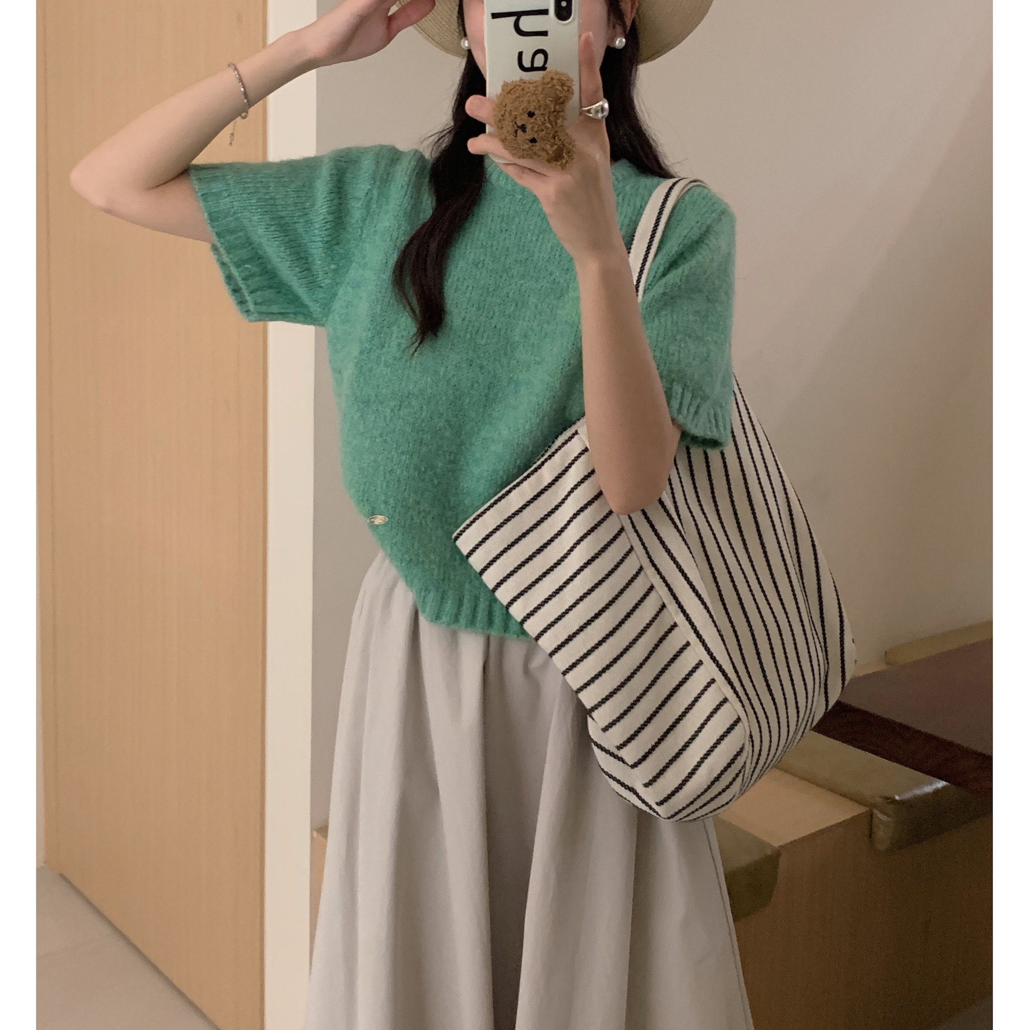 Actual shot in early spring of 2024, Korean style, original short-sleeved pullover sweater vs layered one-piece skirt