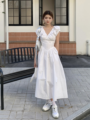 Actual shot of 2024 summer new style French waist dress women's design backless black and white v-neck puff sleeve long dress