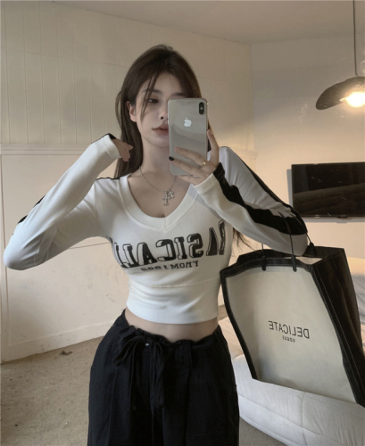 Actual shot~ Contrast color letter print short navel-baring V-neck T-shirt with high waist and long-sleeved bottoming top for women