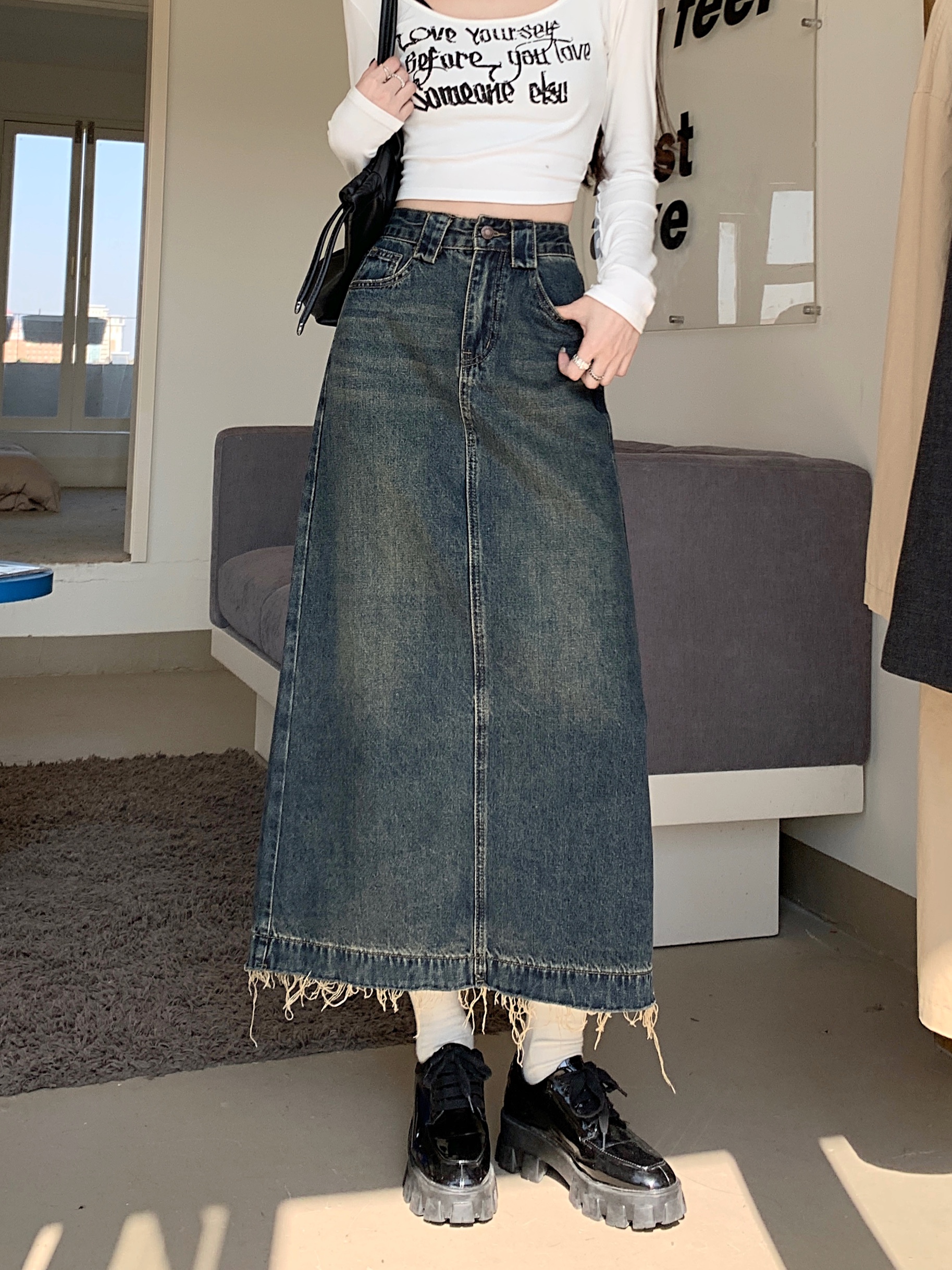 Actual shot of 2024 spring new high-waisted slimming A-line skirt mid-length raw edge back slit retro denim skirt for women