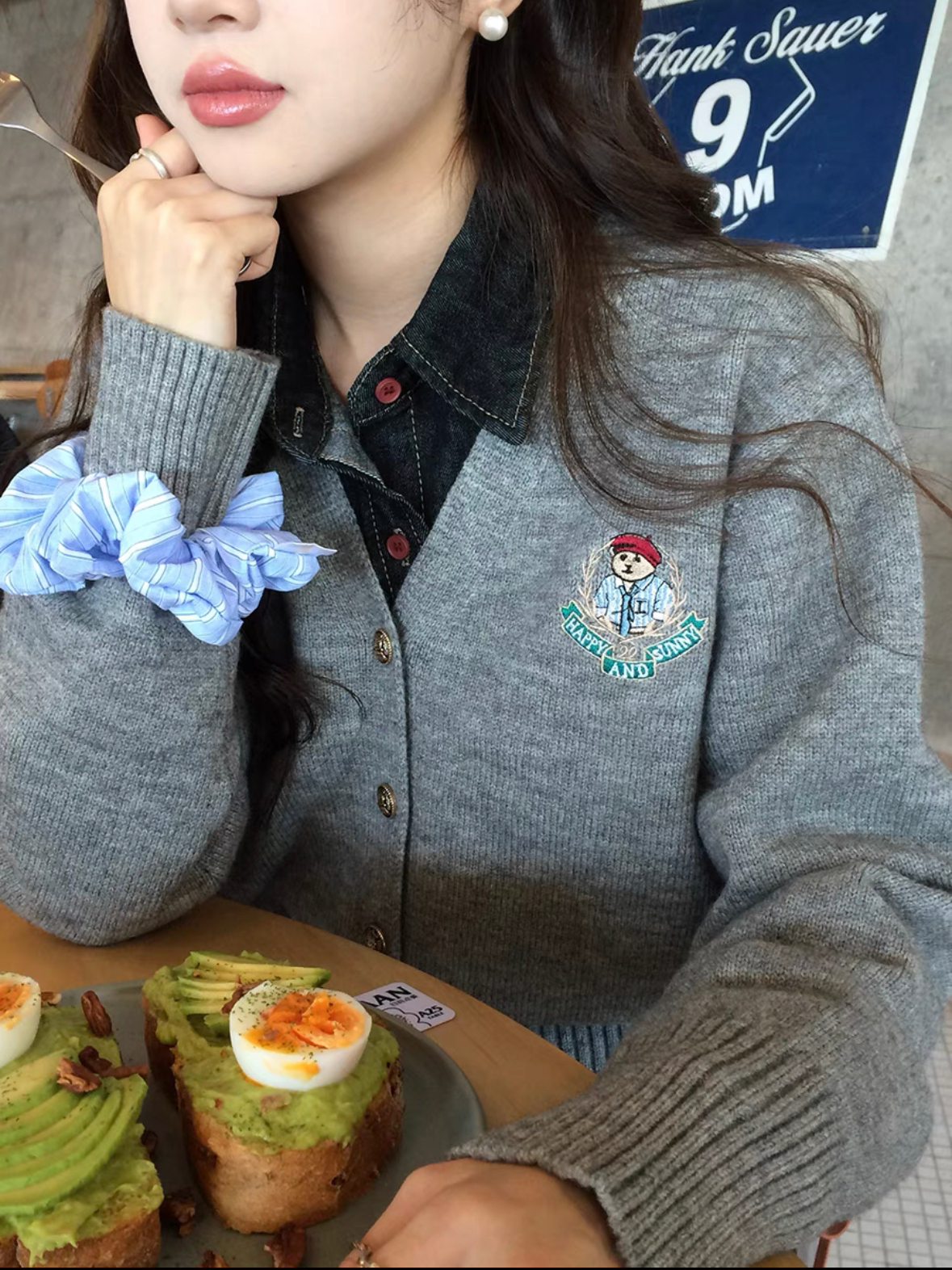 Sheep wool 2024 new temperament V-neck college style age-reducing sweet and gentle style knitted sweater