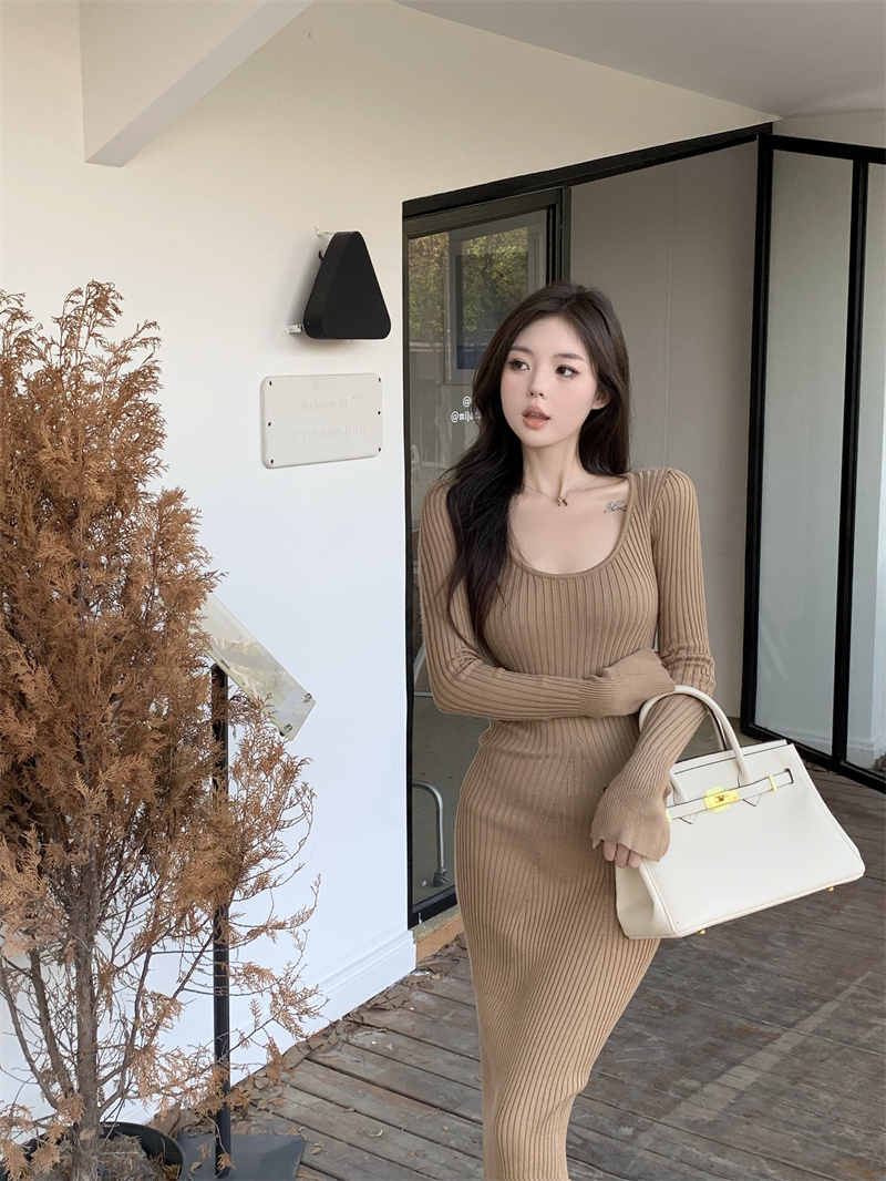 Actual shot of new spring bell-sleeved bottoming long skirt, slim and slim knitted dress