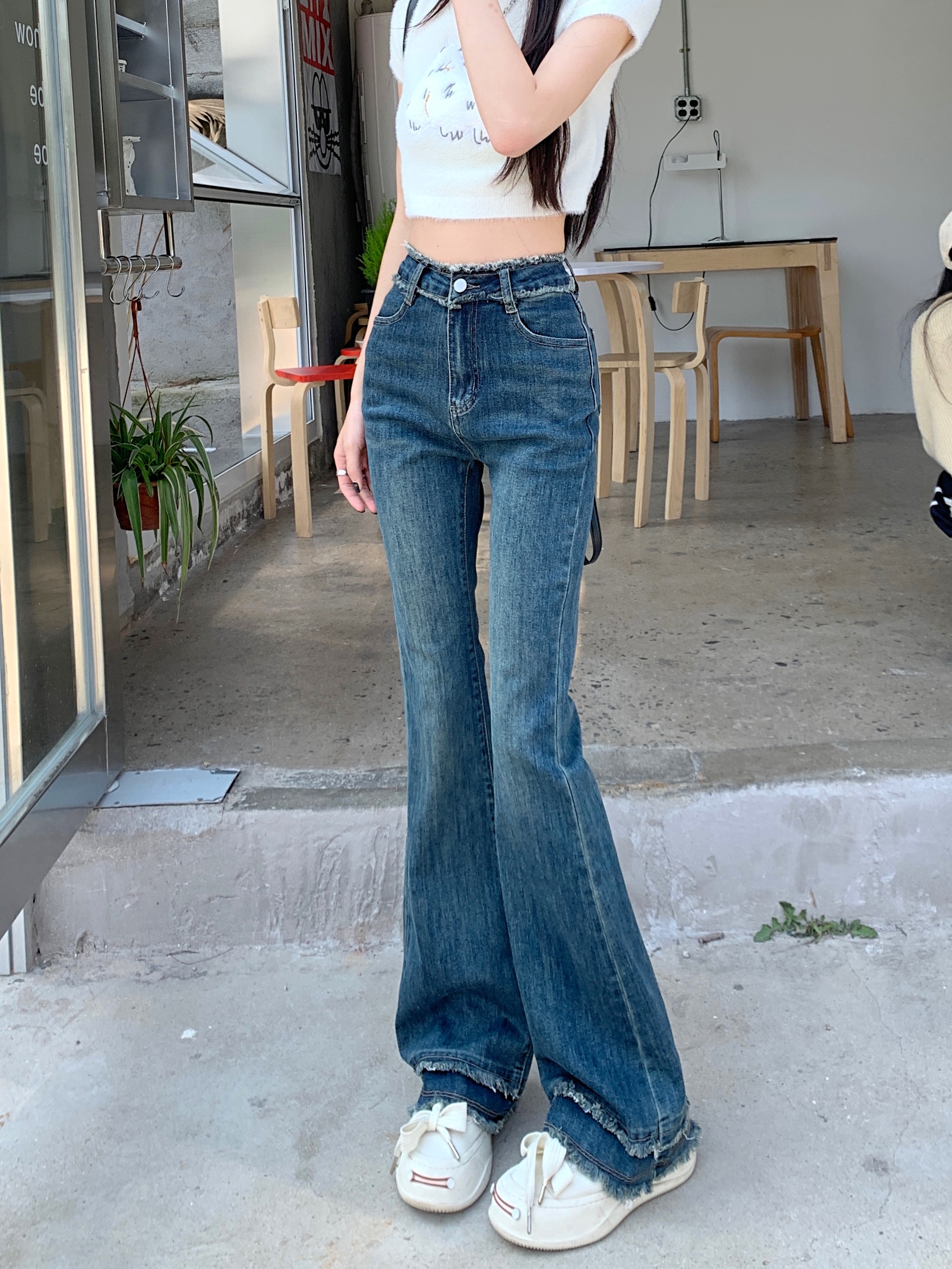 Actual shot of 2024 spring retro bootcut jeans, high-waisted, slim, niche design, slim-fitting, raw-edged flared jeans for women