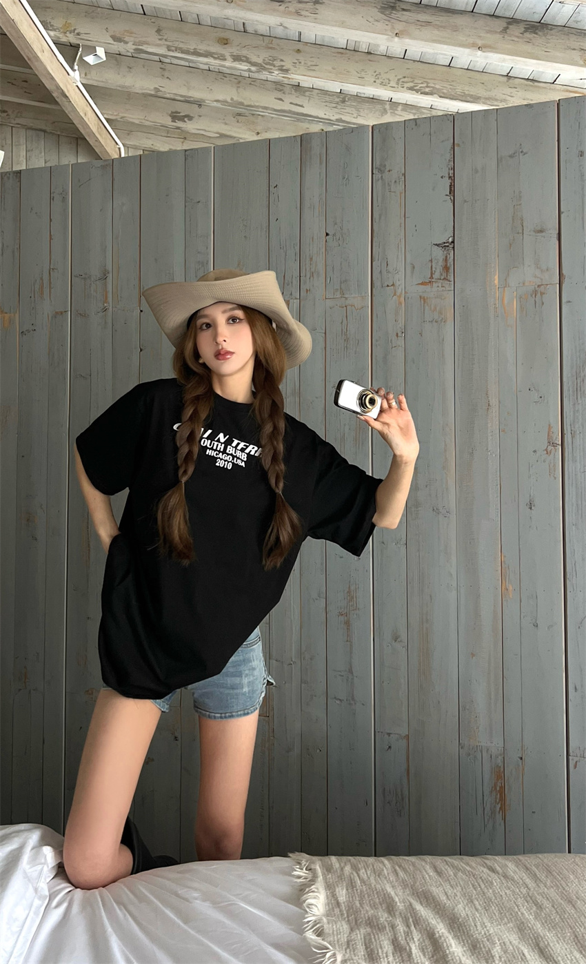 Actual shot of Korean style retro loose lazy letter T-shirt