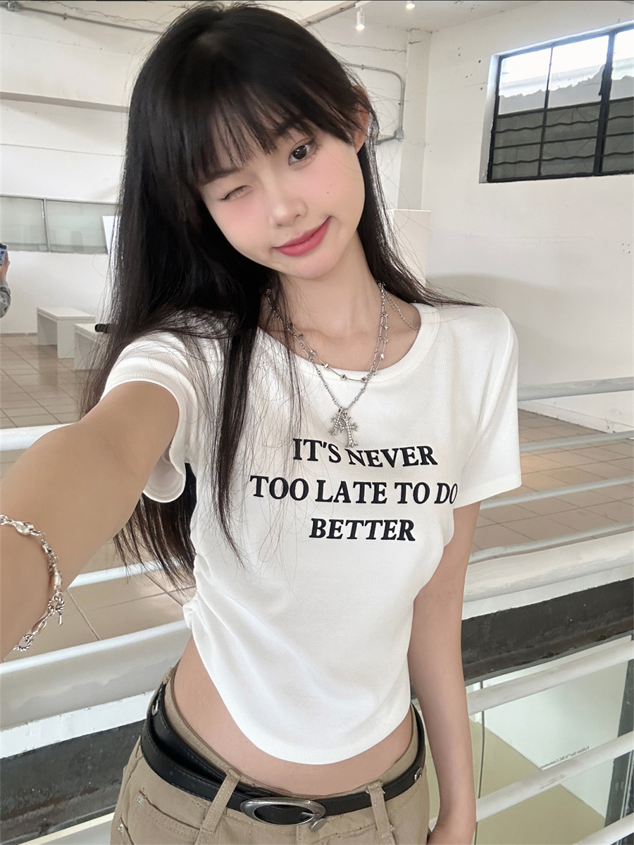 Real shot of American style right-shoulder short-sleeved T-shirt for women in summer, slim-fitting, high-waisted and navel-baring short top