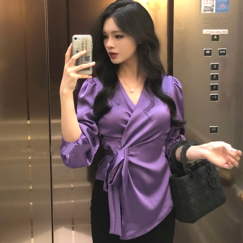 Light mature style early autumn purple top for women, high-end strapped V-neck long-sleeved shirt, French waist design niche shirt