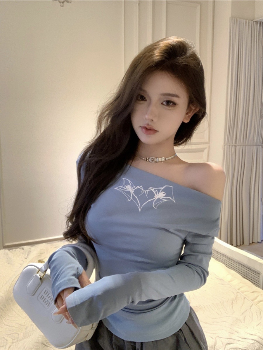 Sexy one-line collar long-sleeved T-shirt for women in winter, pure lust printed pleated inner layered shirt, slim fit collarbone-exposed top