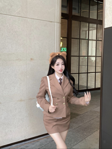 Real shot of Maillard goddess's elegant coffee-colored suit with a youthful style JK three-piece suit