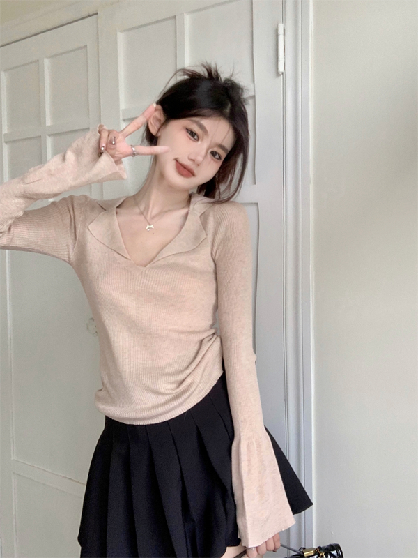 Real shot of V-neck long-sleeved slim-fitting sweater for women in spring niche design chic top