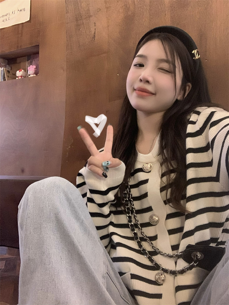 Actual shot of Korean style loose and simple casual striped knitted early autumn sweater jacket