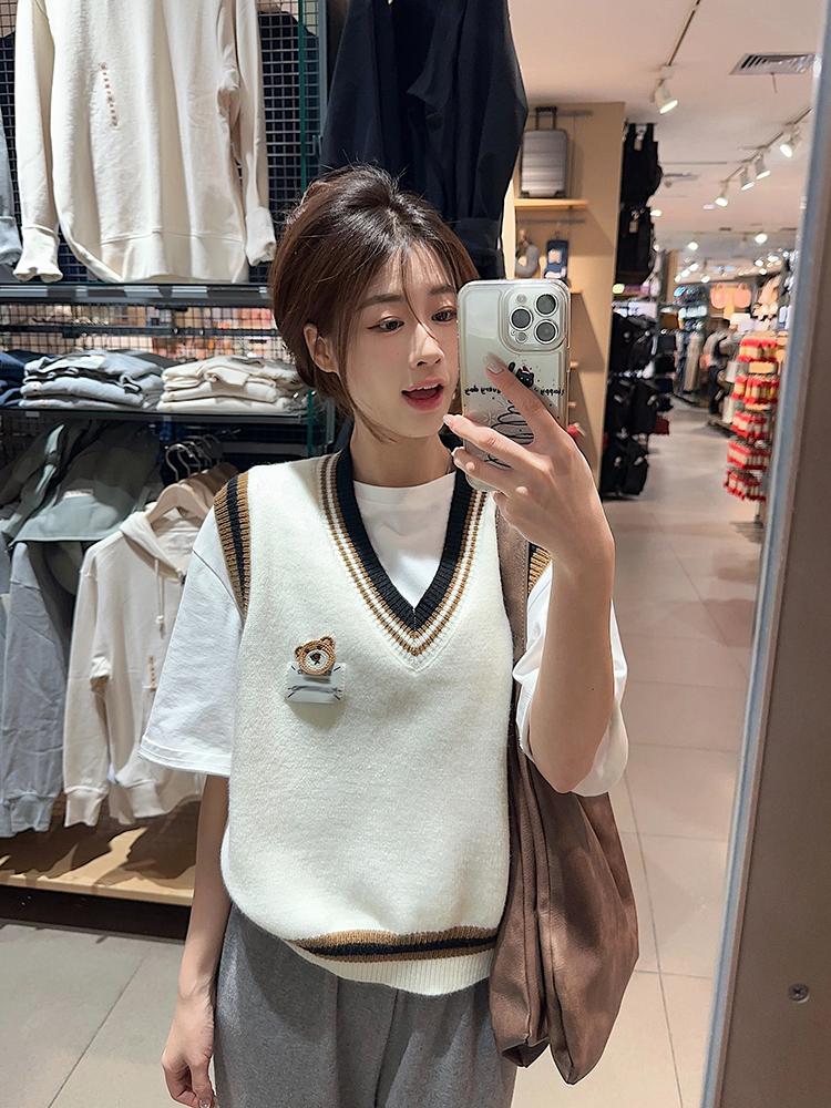 Real shot ~ V-neck knitted vest sweater early spring suit + short-sleeved T-shirt