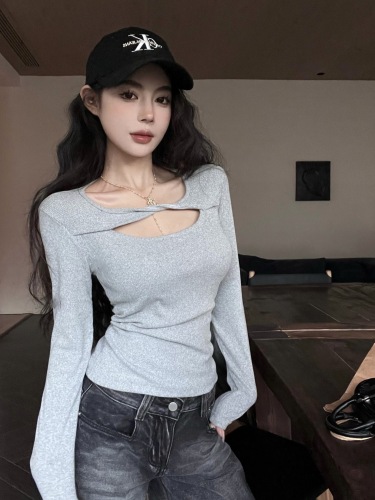 Real shot of simple hollow knitted brushed bottoming shirt for hot girls to slim down and wear inner top