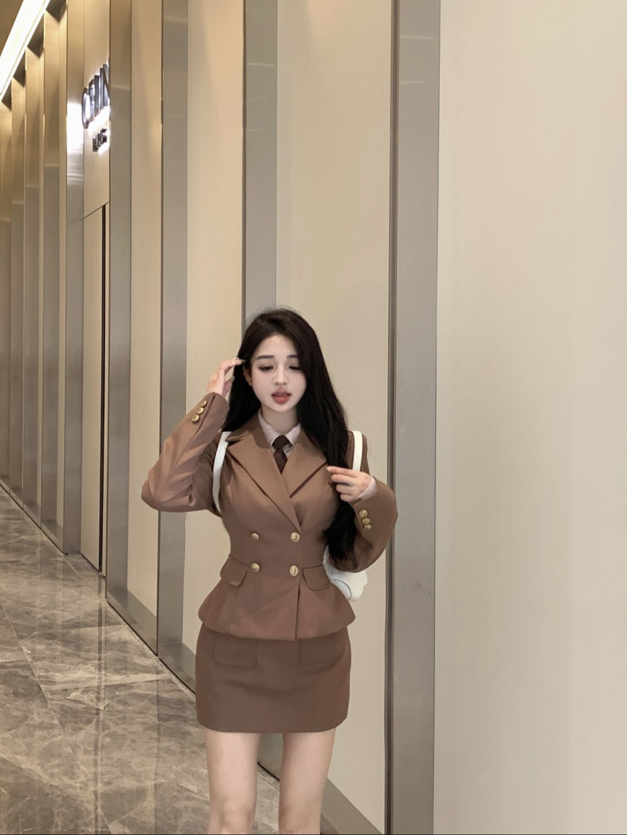 Real shot of Maillard goddess's elegant coffee-colored suit with a youthful style JK three-piece suit