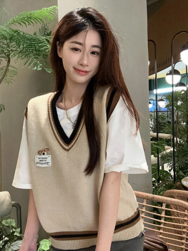 Real shot ~ V-neck knitted vest sweater early spring suit + short-sleeved T-shirt
