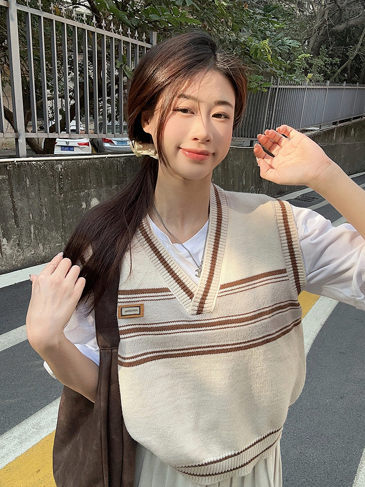 Real shot ~ Brown v-neck knitted vest sweater early spring suit + short-sleeved T-shirt