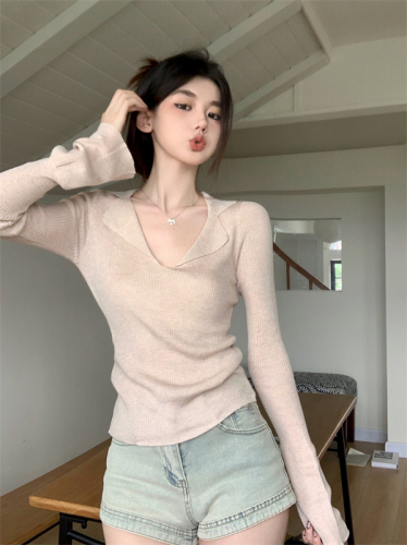 Real shot of V-neck long-sleeved slim-fitting sweater for women in spring niche design chic top