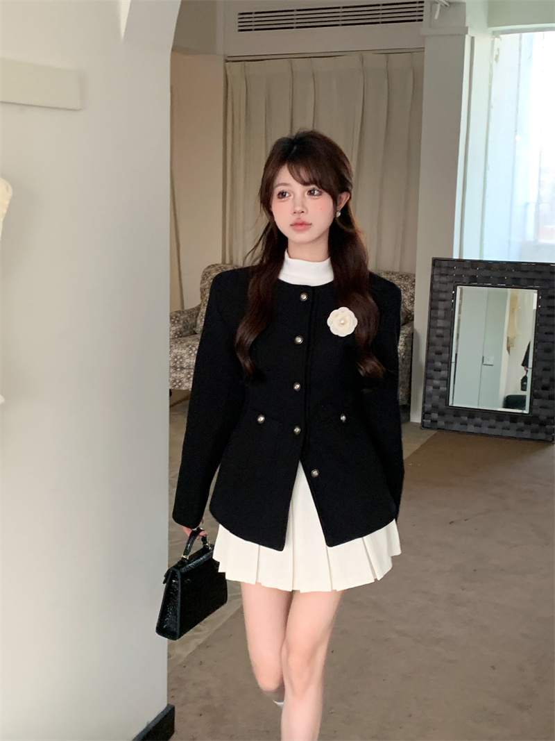 Actual shot of Camellia Camellia, quilted slim fit woolen coat, high-waisted pleated skirt suit