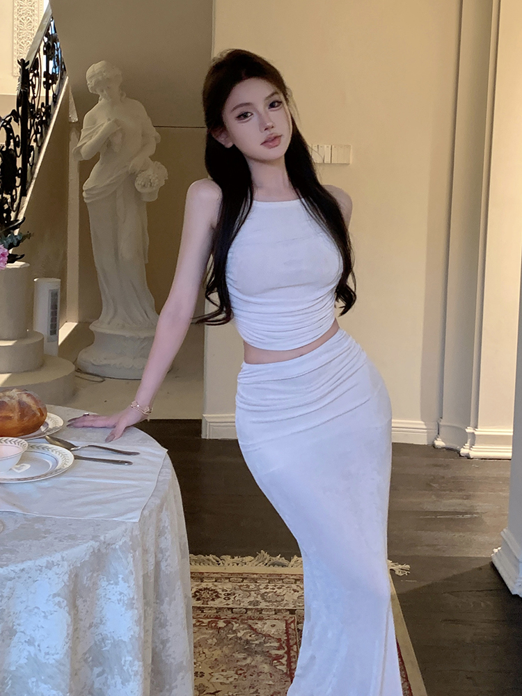 Actual shot of a two-piece halterneck suit with a ladylike temperament