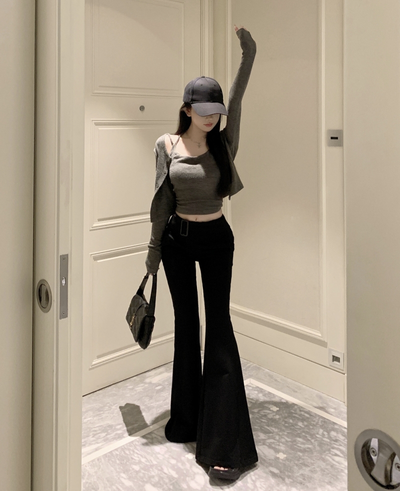 Actual shot of high-end short suspender knitted cardigan top + high-waist slim and drapey bell-bottom pants
