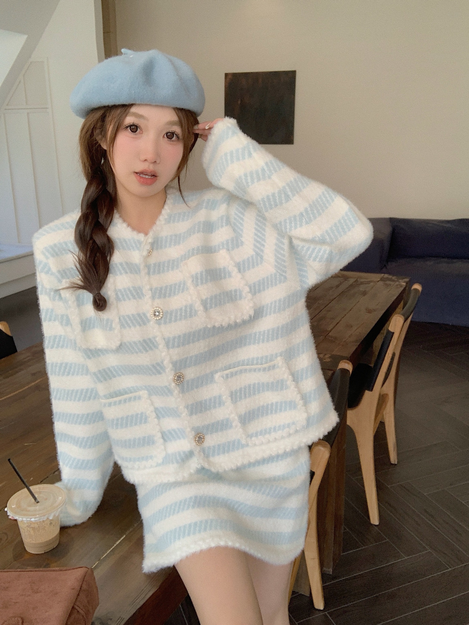 Real shot of spring and autumn high-end temperament socialite Xiaoxiang style blue and white striped suit mink velvet top jacket