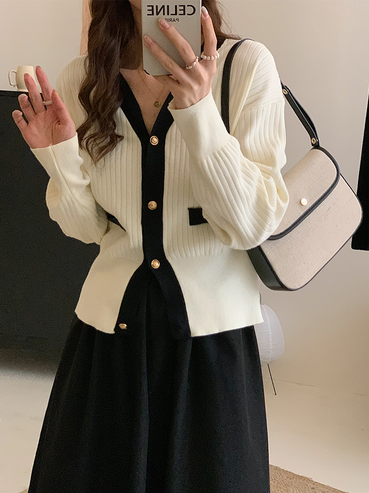 High frequency Xiaoxiang gold button short sweater autumn and winter sweater jacket women's long-sleeved top V-neck simple