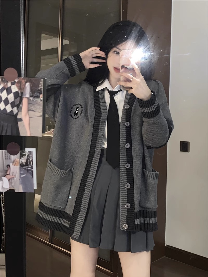 2024 Early Spring Korean Sheep Wool Bear Embroidery Gray Knitted Cardigan Women’s Contrast Color College Sweater Versatile Jacket