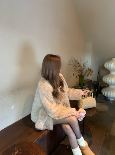 Actual shot of seaside style, high-quality autumn and winter all-match milk tea color horn button fur jacket
