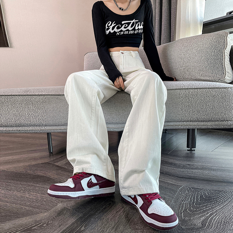 Actual shot of high-waisted, wide-legged, loose, versatile, slim jeans for spring and autumn, new style, drapey floor-length trousers, women's trousers, extended