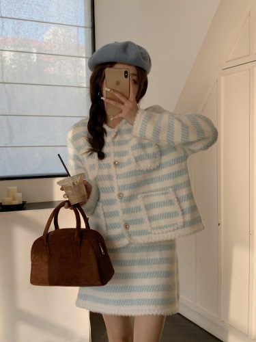 Real shot of spring and autumn high-end temperament socialite Xiaoxiang style blue and white striped suit mink velvet top jacket