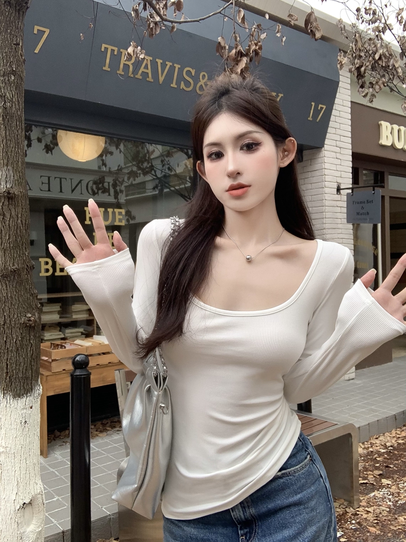 Real shot of a bust-revealing, slim-fitting, clavicle-exposing large U-neck sexy tight-fitting top with a square-neck long-sleeved T-shirt top