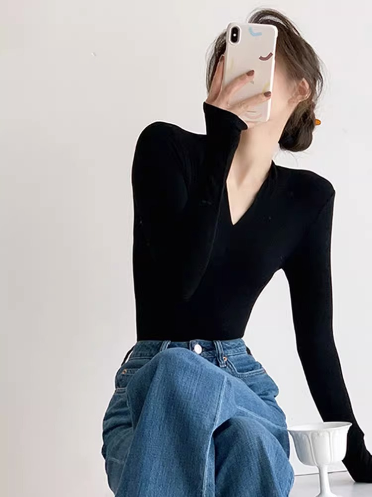 Black bottoming shirt for women, 2024 autumn and spring new style, unique and chic small top, V-neck, slim and high-end
