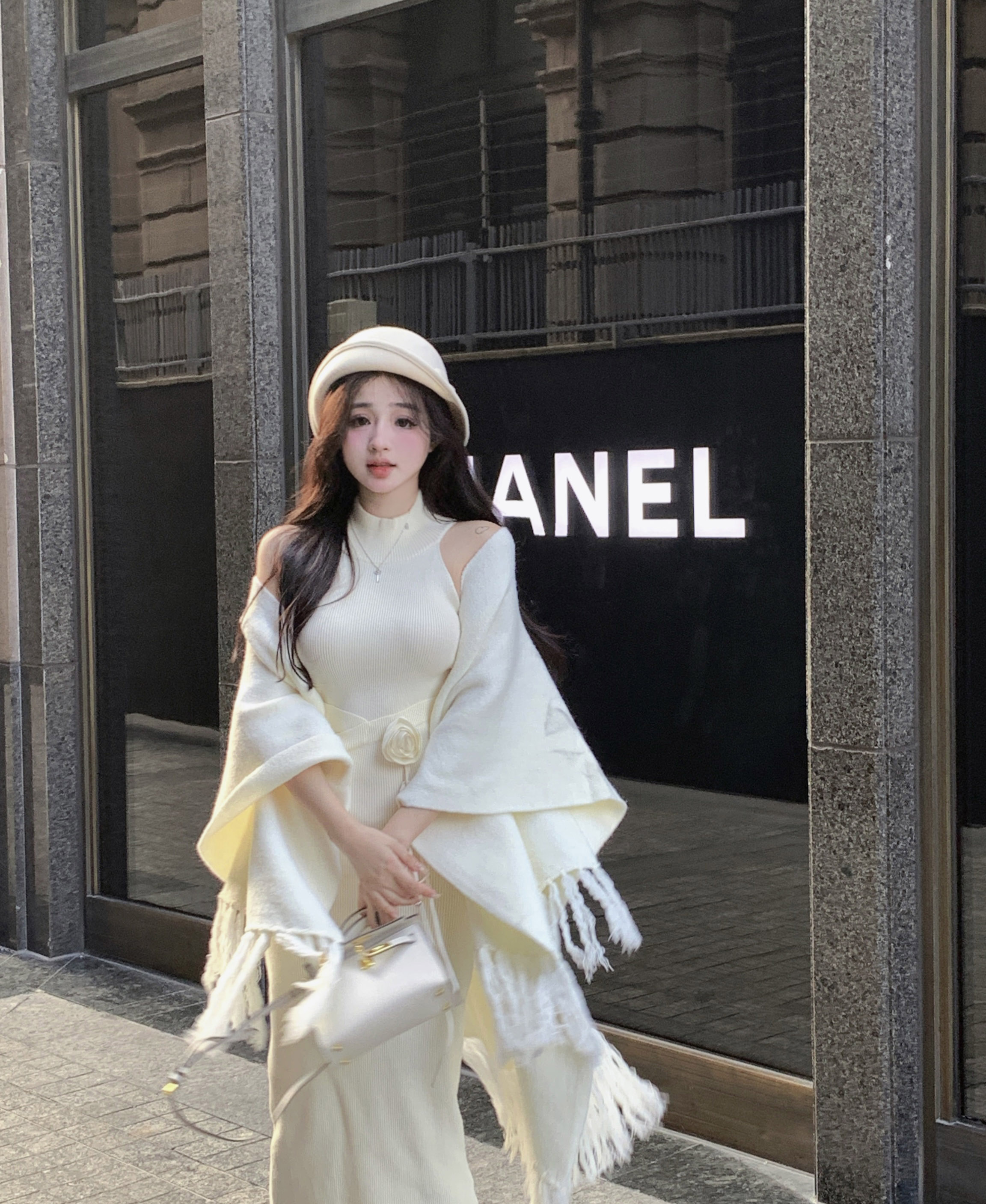 Actual shot ~ Celebrity temperament, fashion, slim fit, slimming knitted halter neck, waist long skirt, wool shawl suit