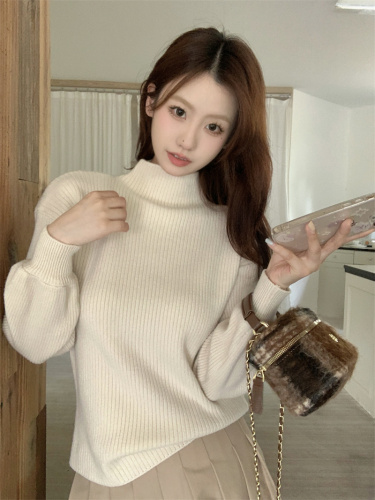 Actual shot of basic half-turtle collar, long-sleeved, versatile, slimming knitted sweater for women